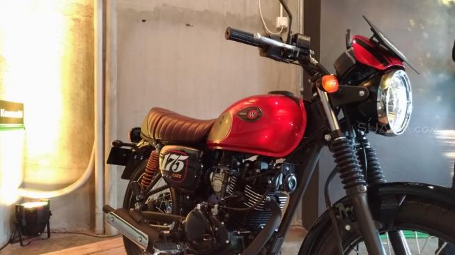 Kawasaki W175 Cafe yang mengandalkan karburator [Suara.com/Manuel Jeghesta Nainggolan].