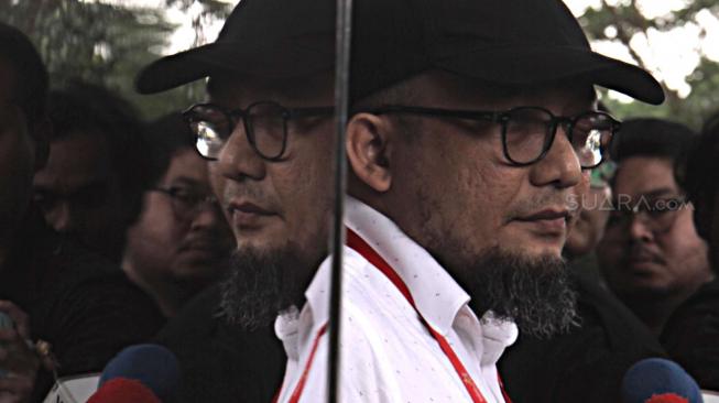 Penyidik KPK Novel Baswedan  mengahadiri aksi bersama koalisi masyarakat sipil lintas elemen menggelar aksi di gedung KPK, Jakarta Selatan, Selasa, (15/1). [Suara.com/Fakhri Hermansyah]