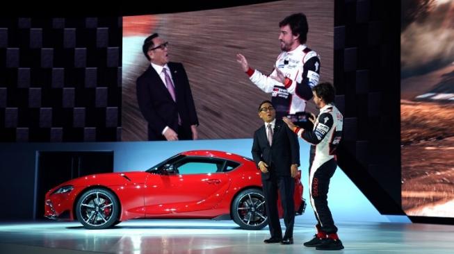 Mantan driver F1 Fernando Alonso dan Presiden Toyota, Akio Toyoda meluncurkan Toyota Supra Super GT di NAIAS 2019 di Cobo Center di Detroit, Michigan(14/1/2019) [AFP/Timothy A. Clary].