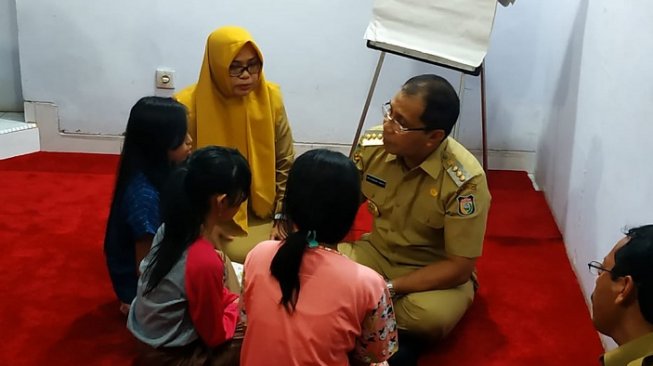 Walikota Makassar Kunjungi Korban Pemerkosaan Anak Di Gowa