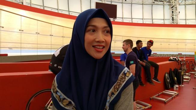 Diah Asri Astyavi turut menyaksikan sang suami, M. Fadli di Asian Track Championship (ATC) 2019. [Suara.com/Arief Apriadi]