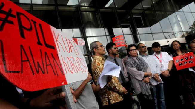 Suasana aksi koalisi Masyarakat sipil lintas elemen bersama pimpinan dan penyidik KPK saat menggelar aksi di gedung KPK, Jakarta Selatan, Selasa, (15/1). [Suara.com/Fakhri Hermansyah]