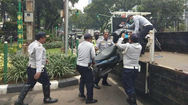 Parkir Liar di Trotoar Gedung DPRD Jakarta, 9 Motor PNS DKI Diangkut Dishub