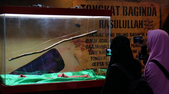 Pengunjung melihat tongkat Nabi Muhammad SAW pada Pameran "Artefak Asli Rasulullah dan Para Sahabat" di Medan, Sumatera Utara, Selasa (15/1).  [ANTARA FOTO/Irsan Mulyad]