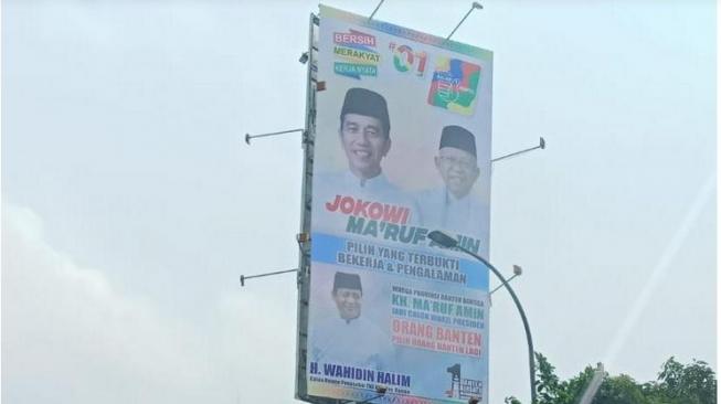 Baliho Kampanye Jokowi - Maruf Amin di Banten Dipaksa Bongkar