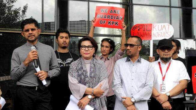 Suasana aksi koalisi Masyarakat sipil lintas elemen bersama pimpinan dan penyidik KPK saat menggelar aksi di gedung KPK, Jakarta Selatan, Selasa, (15/1). [Suara.com/Fakhri Hermansyah]