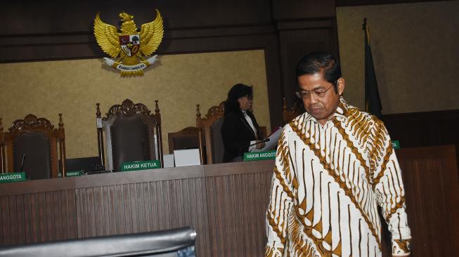 Terdakwa kasus dugaan suap proyek PLTU Riau-1 Idrus Marham bergegas usai mengikuti sidang pembacaan dakwaan di Pengadilan Tipikor, Jakarta, Selasa (15/1). [ANTARA FOTO/Indrianto Eko Suwarso]