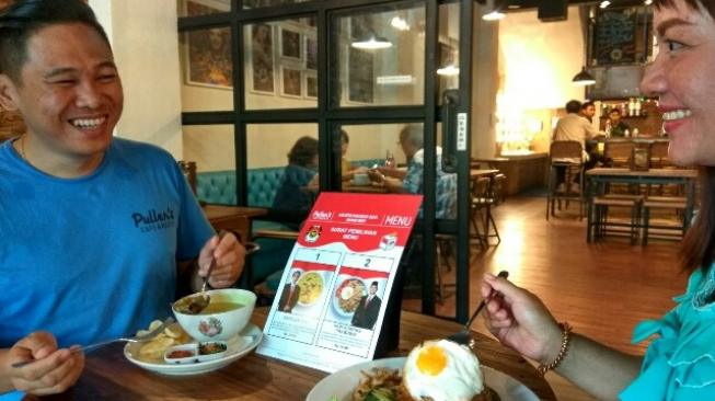 Menu unik soto Jokowi dan nasi goreng Prabowo di Pullens Cafe and Resto Semarang. (Suara.com/Adam Iyasa)