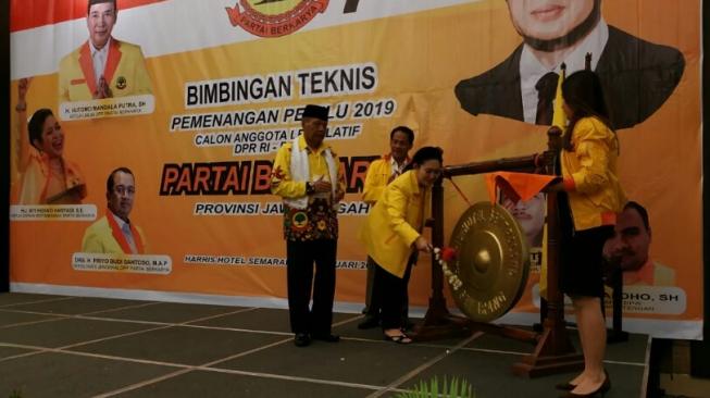 Titiek Soeharto hadiri pembekalan caleg Partai Berkarya di Hotel Harris Semarang, Senin (14/1/2019). (Suara.com/Adam Iyasa)