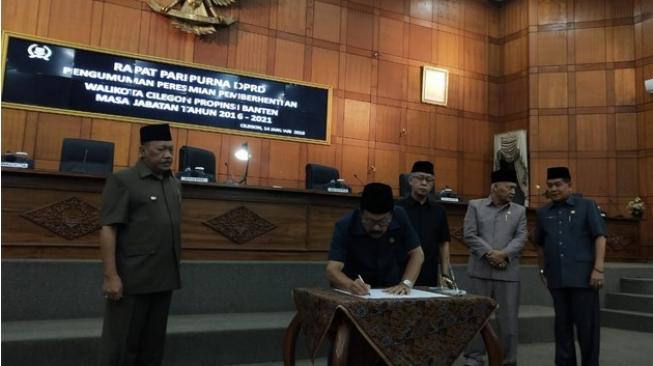 Terjerat Kasus Suap, Wali Kota Cilegon Iman Aryadi Resmi Diberhentikan