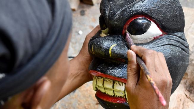 Pengrajin memahat kayu untuk dijadikan kerajinan tradisional Topeng Barongan di Tegal Gunung, Blora, Jawa Tengah, Rabu (16/1).[ANTARA FOTO/Aditya Pradana Putra]