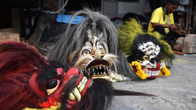 Pengrajin memahat kayu untuk dijadikan kerajinan tradisional Topeng Barongan di Tegal Gunung, Blora, Jawa Tengah, Rabu (16/1).[ANTARA FOTO/Aditya Pradana Putra]