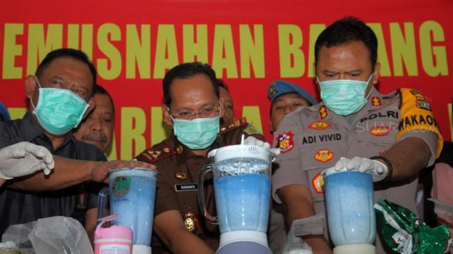 Satuan Reserse Narkoba Polres Jakarta Utara, bersama Kejaksaan Negeri melakukan pemusnahan narkoba jenis sabu di Polres Jakarta Utara, Rabu, (16/1). [Suara.com/Fakhri Hermansyah]