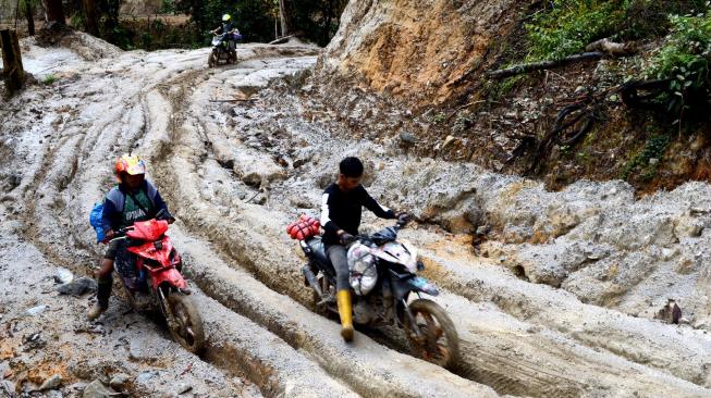 Pengojek 'Rampi' melewati jalan berlubang menuju Kecamatan Rampi, Kabupaten Luwu Utara, Sulawesi Selatan, Minggu (13/01). [ANTARA FOTO/Sahrul Manda Tikupadang]