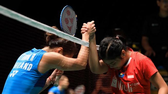 Pebulutangkis tunggal putri Indonesia, Gregoria Mariska Tunjung (kanan), bersalaman dengan lawannya, Ratchanok Intanon (Thailand), usai pertandingan babak pertama Malaysia Masters 2019, Rabu (16/1). [Humas PBSI]