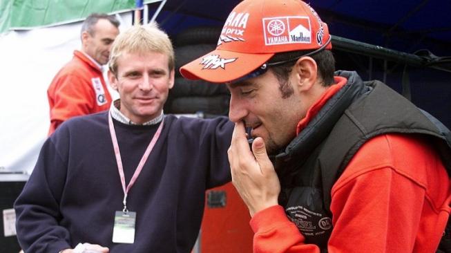 Legenda balap MotoGP, Wayne Rainey (tengah), bersama mantan juara dunia lima kali kelas 250cc, Max Biaggi (kanan). [AFP/Toshifumi Kitamura]