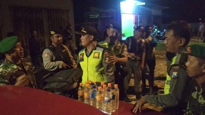 Tak Terima Kafe Miliknya Dirazia, Emak-emak Gigit Polisi Lalu Pingsan