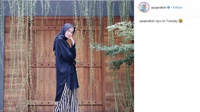 Ayu Pratiwi berhijab. [instagram/ayupratiwi]