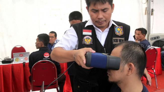 Suasana perekaman e-KTP di Lapas Kelas IIA Cipinang, Jakarta Timur, Kamis (17/1). (Suara.com/Fakhri Hermansyah]