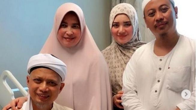 Opick bersama istri barunya, Bebi Silvana, menjenguk Ustadz Arifin Ilham yang tengah dirawat di sebuah rumah sakit di Penang, Malaysia. (Instagram Bebi Silvana)