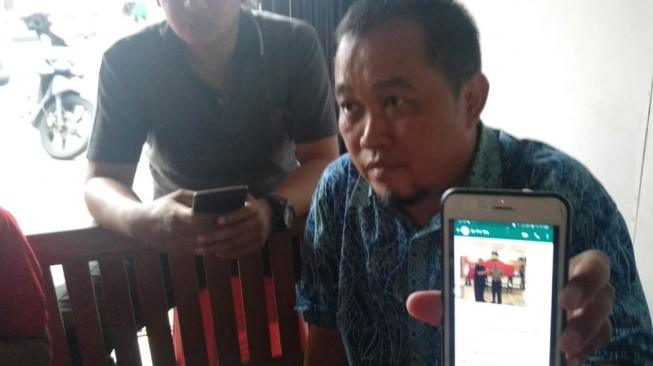 Kuasa Hukum Mantan Manajer Persibara Banjarnegara, Bonyamin Saiman menunjukan bukti pesan media sosial percakapan mafia bola Prayitno [Suara.com/Adam Iyasa]