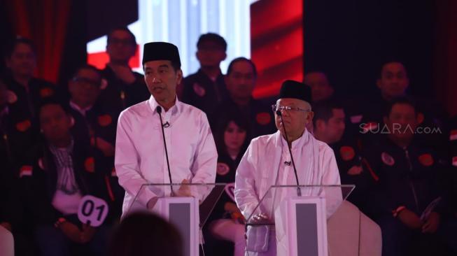 Survei Charta Politika: Jokowi-M'aruf Unggul 16,9 Persen Atas Prabowo-Sandi