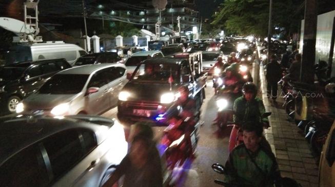 Pendukung Jokowi Nobar Debat Pilpres, Jalan Proklamasi Macet Total