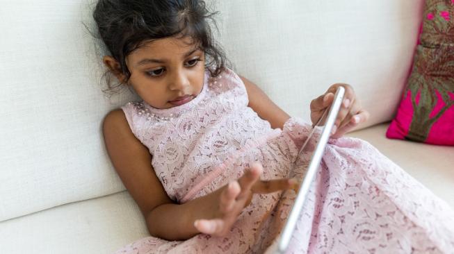 Kebanyakan main gadget bisa bikin anak alami kerusakan saraf? (Shutterstock)