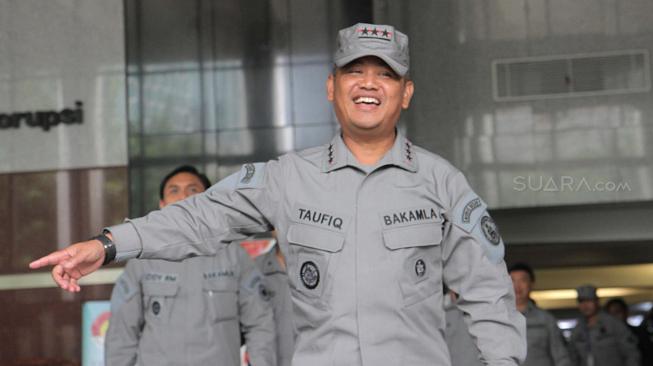 Kepala Badan Keamanan Laut (Kabakamla) Laksamana Madya (Laksdya) Achmad Taufieqoerrochman saat keluar dari gedung KPK, Jakarta, Kamis (17/1). [Suara.com/Fakhri Hermansyah]