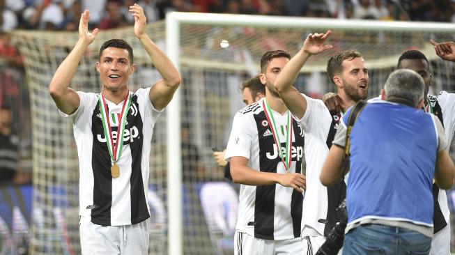 Cristiano Ronaldo dan rekan setimnya menyapa para penggemar setelah laga Piala Super Italia di King Abdullah Sports City, Jeddah, Arab Saudi, Kamis (17/1) dinihari WIB. [Fayez Nureldine / AFP]
