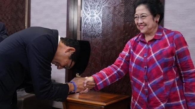 Cawapres Sandiaga Uno bersalaman dengan Ketua Umum PDIP Megawati Soekarnoputri menjelang debat Pilpres 2019 putaran pertama. (Foto  Instagram @sandiuno)