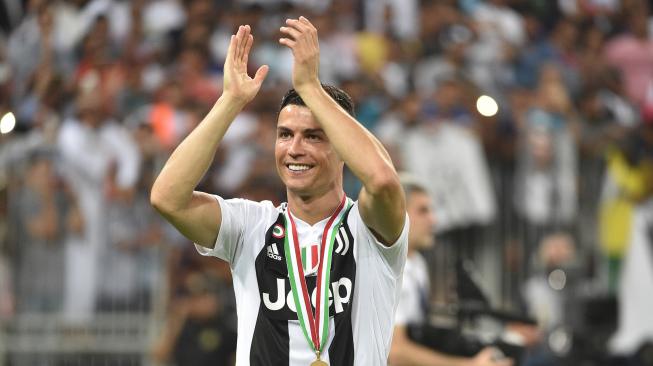 Cristiano Ronaldo menyapa para penggemar setelah pertandingan Piala Super Italia di King Abdullah Sports City, Jeddah, Arab Saudi, Kamis (17/1) dinihari WIB. [Fayez Nureldine / AFP]