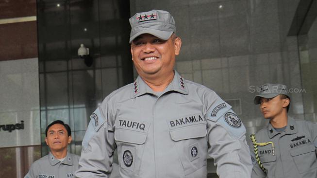 Kepala Badan Keamanan Laut (Kabakamla) Laksamana Madya (Laksdya) Achmad Taufieqoerrochman saat keluar dari gedung KPK, Jakarta, Kamis (17/1). [Suara.com/Fakhri Hermansyah]
