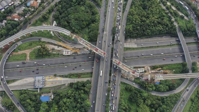 Foto udara pemasangan U Shaped Girder pada proyek pembangunan kereta api ringan (LRT) Jabodebek rute Cawang - Cibubur di simpang susun Pasar Rebo, Jakarta, Kamis (17/1). [ANTARA FOTO/Hafidz Mubarak]