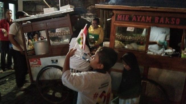 Dagang di Rumah Aspirasi Jokowi-Maruf, Pedagang Bakso Banting Harga