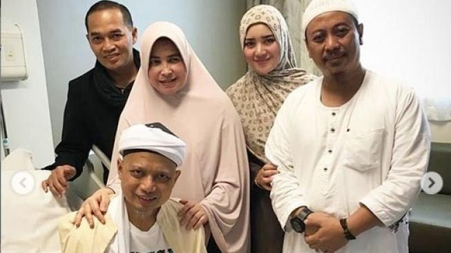 Cerita Pilu Istri Ketiga, Anak Belum Dicium Ustaz Arifin Ilham Sejak