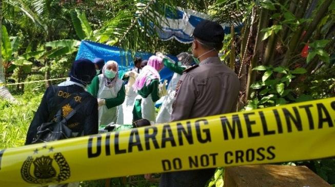 Cium Kematian Tak Wajar, Polisi Bongkar Makam Nenek yang Terkubur 5 Bulan