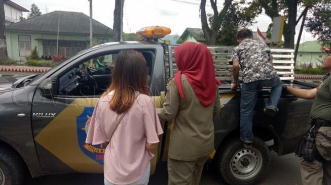 Terekam Asyik Bercumbu di Lapangan Kodim, 2 Remaja Diciduk Satpol PP