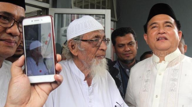 Narapidana kasus terorisme Abu Bakar Baasyir mengakui bersyukur atas pembebasan dirinya yang telah disetujui oleh Presiden Jokowi. [Suara.com/Rambiga]