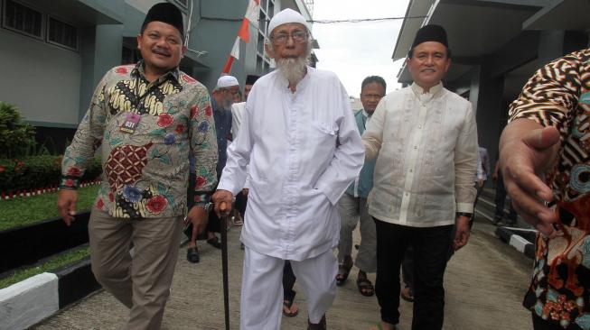 Kuasa hukum capres Joko Widodo dan Ma'ruf Amin, Yusril Ihza Mahendra (kanan) mengunjungi narapidana kasus terorisme Abu Bakar Baasyir (tengah) di Lapas Gunung Sindur, Bogor, Jawa Barat , Jumat (18/1). [ANTARA FOTO/Yulius Satria Wijaya]