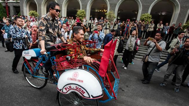 Menteri Energi dan Sumber Daya Mineral (ESDM) Ignasius Jonan (kiri) bersama Rektor Universitas Gadjah Mada (UGM) Panut Mulyono (kanan depan) mencoba becak listrik saat diluncurkan di Balairung UGM, Sleman, DI Yogyakarta, Jumat (18/1). [ANTARA FOTO/Andreas Fitri Atmoko]