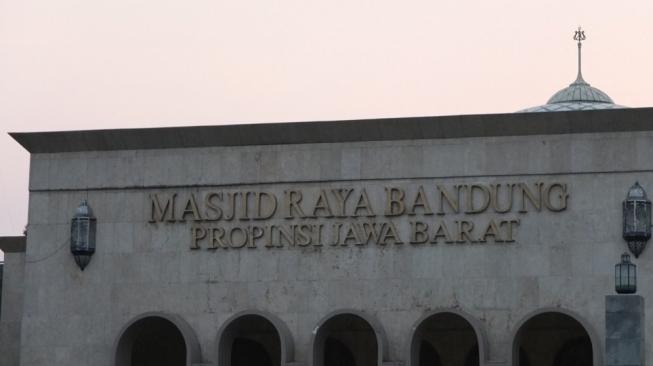 Turunkan Spanduk Salat Jumat di Masjid Raya Badung, Encep Minta Maaf