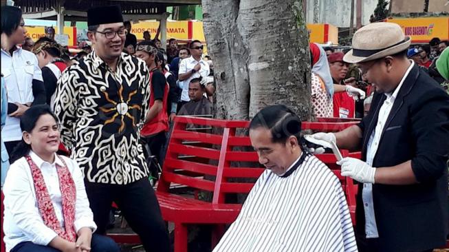 Tukang Cukur 'Asgar' Permak Gaya Rambut Jokowi