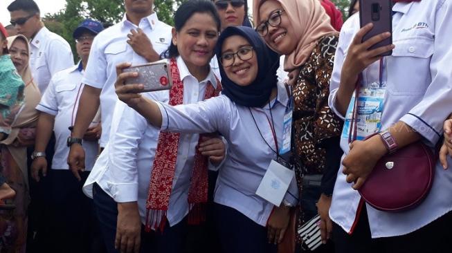 Tampak Iriana Jokowi melayani permintaan swafoto saat Kunker di Garut mengikuti Presiden [Suara.com/Ummi Hadyah Saleh].