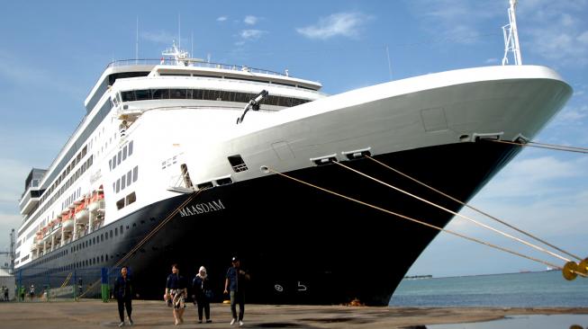 Kapal pesiar Cruise MS Maasdam berlabuh di Pelabuhan Sukarno Hatta, Makassar, Sulawesi Selatan, Sabtu (19/1). [ANTARA FOTO/Abriawan Abhe]