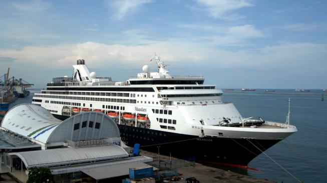 Kapal pesiar Cruise MS Maasdam berlabuh di Pelabuhan Sukarno Hatta, Makassar, Sulawesi Selatan, Sabtu (19/1). [ANTARA FOTO/Abriawan Abhe]