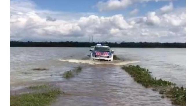 Mobil Polisi terjang banjir di Purworejo, Jawa Tengah [Facebook: Mas Jon].