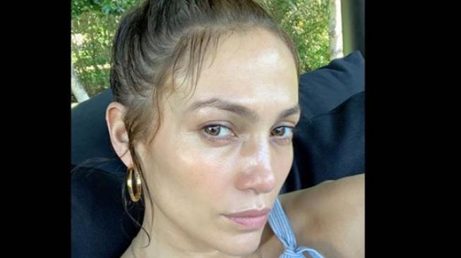 J.Lo Posting Foto No Make Up No Filter, Bikin Pangling Netizen