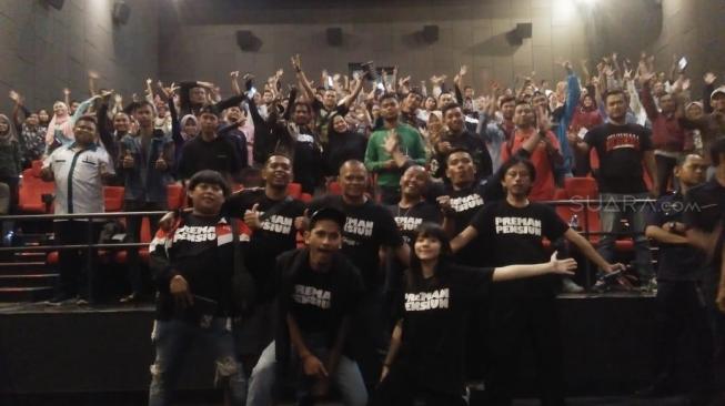 Artis film Preman Pensiun gelar nobar di sebuah bioskop di Garut, Jawa Barat, Kamis (17/1/2019). (dokumentasi pribadi)