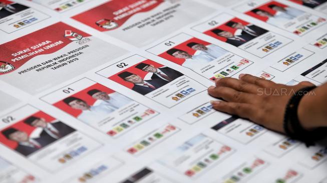 Petugas melakukan pemeriksaan surat suara Pilpres 2019 saat proses pencetakan di PT Aksara Grafika Pratama, Jakarta, Minggu (20/1). [Suara.com/Muhaimin A Untung]